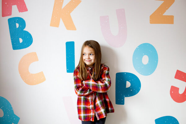 dziewczynka literki na ścianę do pokoju dziecka